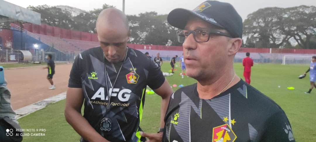 Lawan Arema FC, pelatih Persik Marcelo Rospide puji pemain depan tim lawan. (Foto: Fendi Lesmana/Ngopibareng.id)