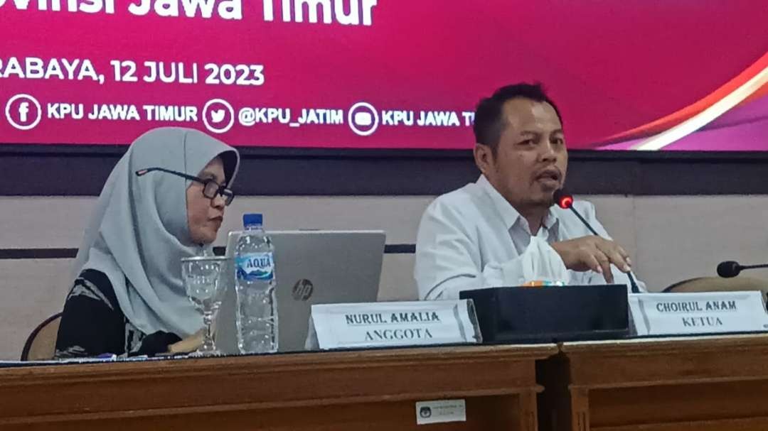 Anggota Komisioner KPU Jatim, Nurul Amalia dan Ketua KPU Jatim, Choirul Anam, saat melaksanakan rapat di KPU Jatim, Surabaya, Rabu, 12 Juli 2023. (Foto: Tangkapan Layar)