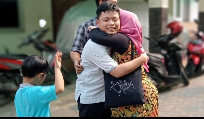 Seorang ibu memeluk putranya yang belajar di Pondok Pesantren (Ponpes) Asshiddiqiyah, Kedoya, Kebun Jeruk, Jakarta Barat. (Foto: Asmanu Sudharso/Ngopibareng.id)