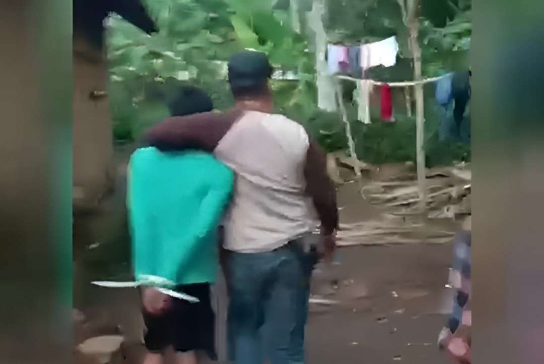 Pemuda pencuri celana dalam wanita saat diamankan (Foto: Tangkap layar video)