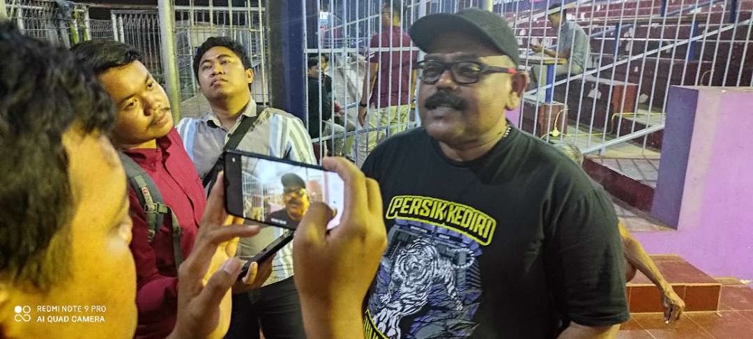 Panpel Persik cegah kedatangan suporter Arema FC. (Foto: Fendi Lesmana/Ngopibareng.id)