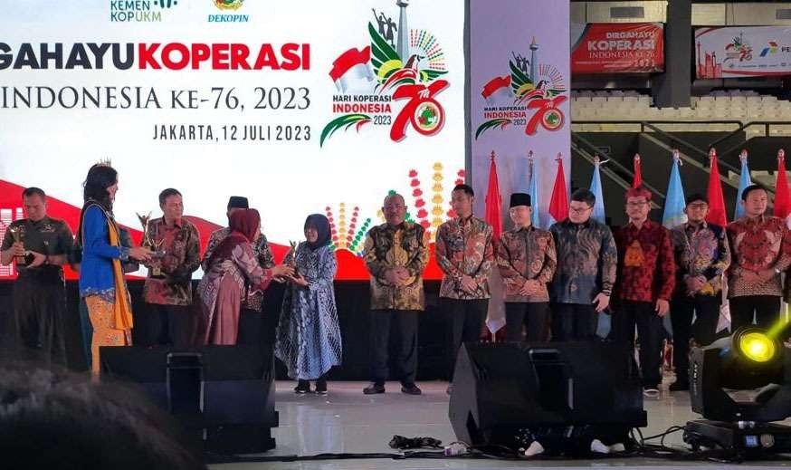 Sekdakot Probolinggo, Ninik Ira Wibawati (tengah) menerima penghargaan dari Dewan Koperasi Indonesia di Jakarta saat Hari Koperasi Nasional (Harkopnas). (Foto: Dinas Kominfo)