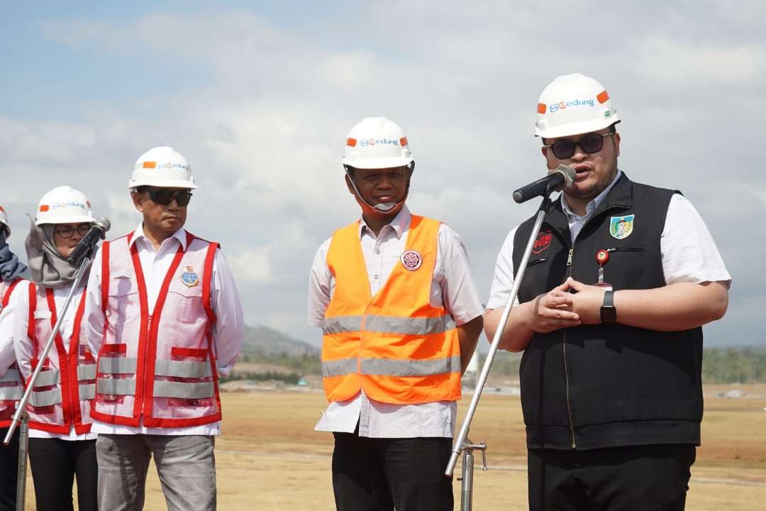 Bupati Kediri Hanindhito Himawan Pramana mendampingi Menteri Perhubungan Budi Karya Sumadi meninjau perkembangan proyek pembangunan Bandara Dhoho Kediri (Foto: Istimewa)