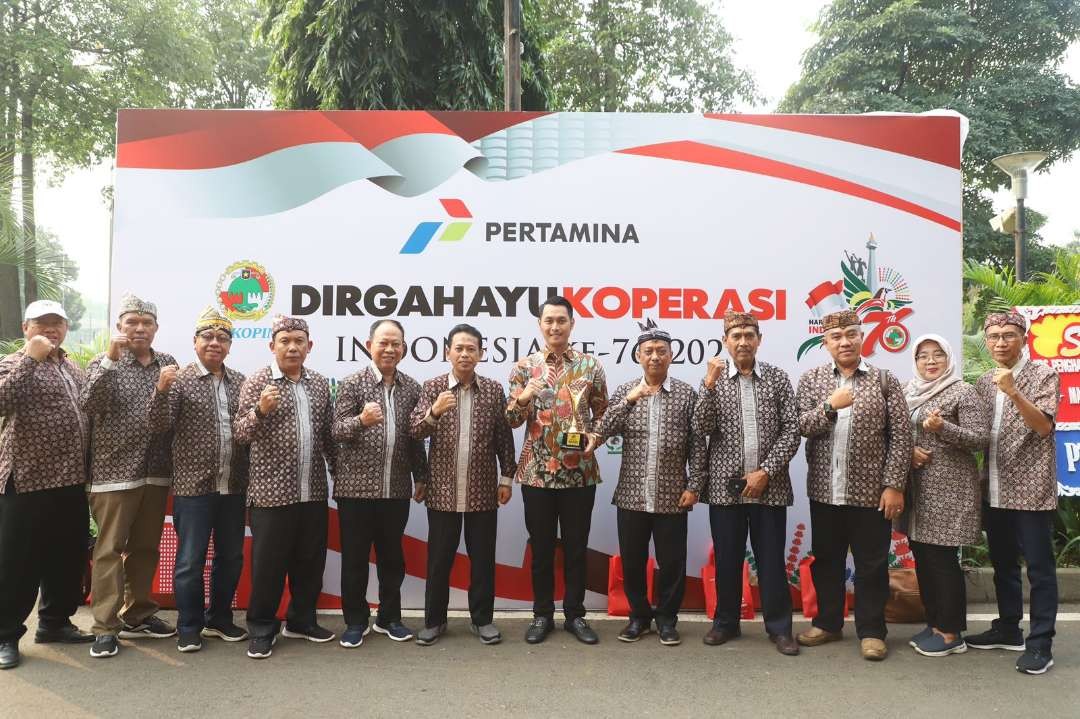 Bupati Tuban menerima penghargaan Pembina Koperasi Andalan dari Dewan Koperasi Indonesia. (Foto: Dokumentasi Kominfo Tuban)