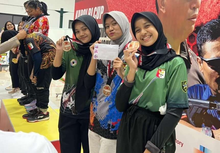 Devi Syakiila Ramadhani (paling kanan) dengan medali perunggu yang diperoleh dari kejuaraan menembak Kapolri Cup 2023 (Foto :Istimewa)