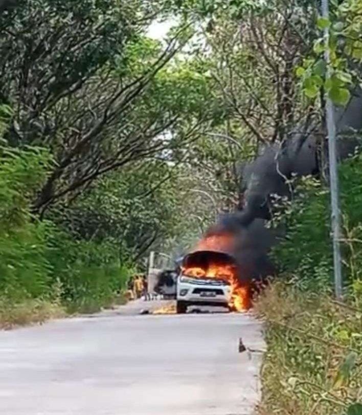 Kebakaran mobil di jalur poros kecamatan, antara Kecamatan Dander-Kcamattan Ngasem, Kabupaten Bojonegoro, pada Jumat 14 Juli 2023. (Foto: tangkapan layar)