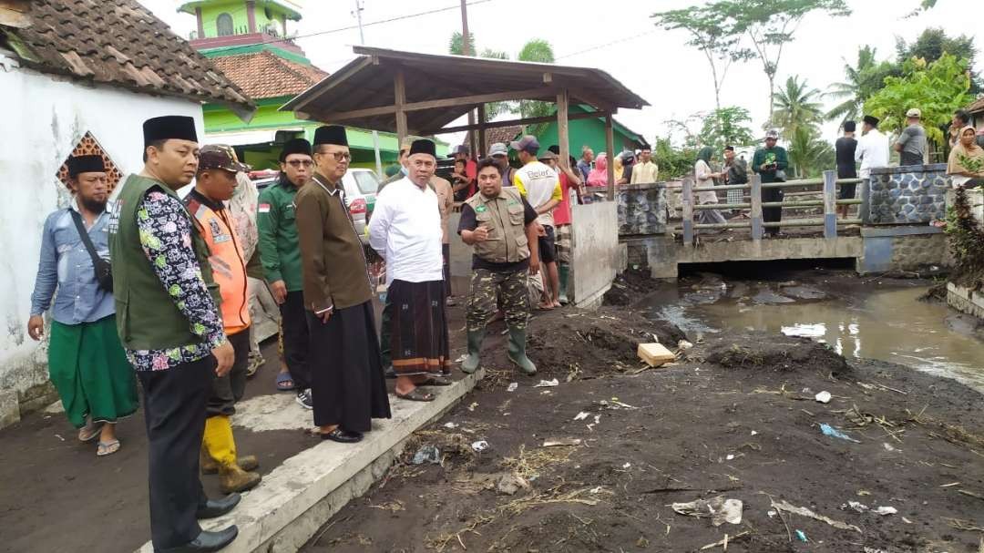 PWNU Jatim memberikan  bantuan simbolis kepada warga terdampak di pinggiran kali di Dusun Kedung Wringin, Nguter, Pasirian, Lumajang, Kamis (13 Juli 2023). (Foto:mcnu jatim)