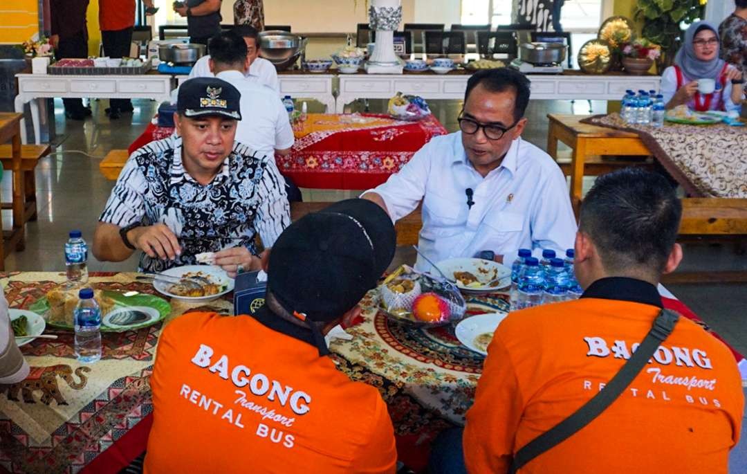 Menteri Perhubungan Budi Karya bersama Eri Cahyadi saat di Terminal Purabaya (foto : Aini/Ngopibareng.id)