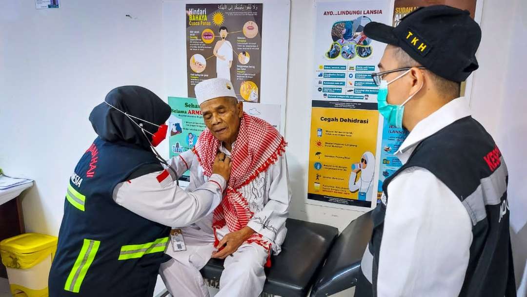 Medical Check-up (MCU) terhadap jemaah haji risiko tinggi (Risti). (Foto: Witanto/Ngopibareng.id)