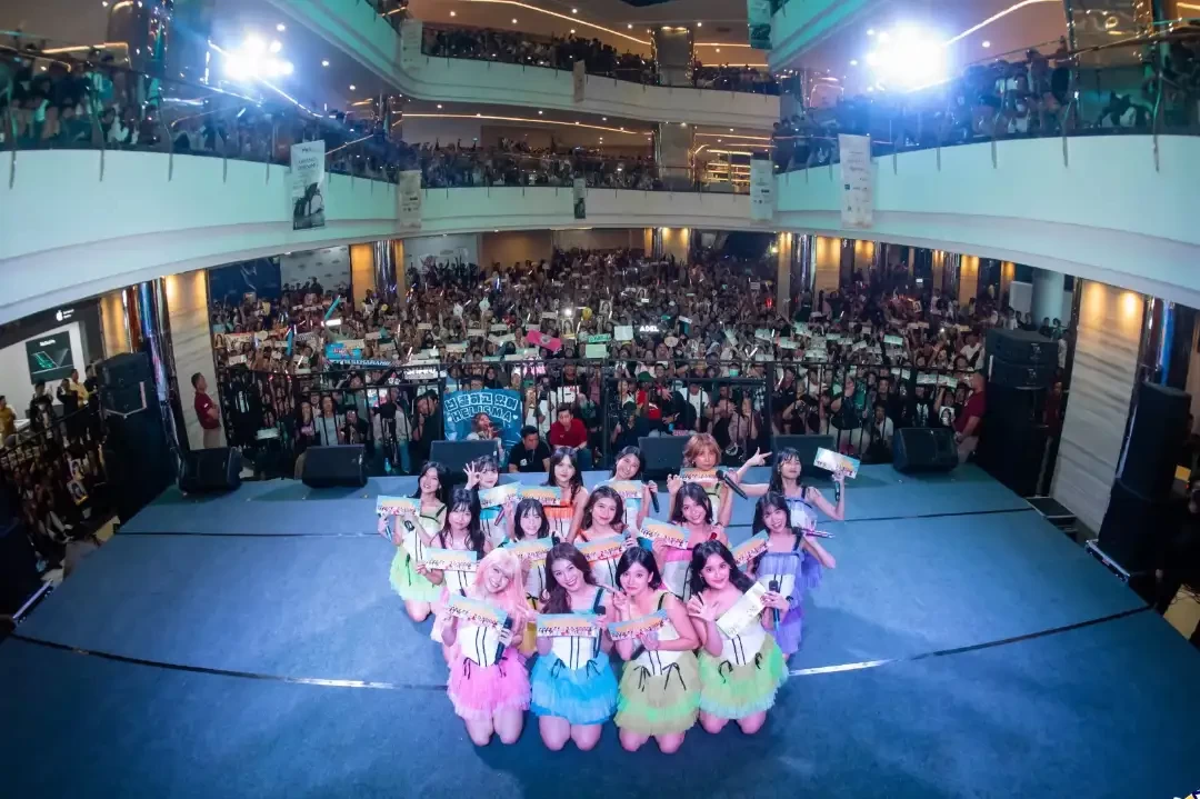 Summer Tour JKT48 di Mal Tentrem Semarang memakan korban. Satu wota (fans) usia 17 tahun meninggal dunia. (Foto: Twitter)