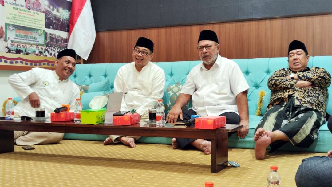 Ketua DMI Surabaya, Arif Afandi (dua dari kiri) berdiskusi dengan Ketua PCNU Surabaya Umarsyah di Kantor PCNU Surabaya, Jalan Bubutan Gang VI, Surabaya, Sabtu 15 Juli 2023. (Foto: Fariz Yarbo/Ngopibareng.id)