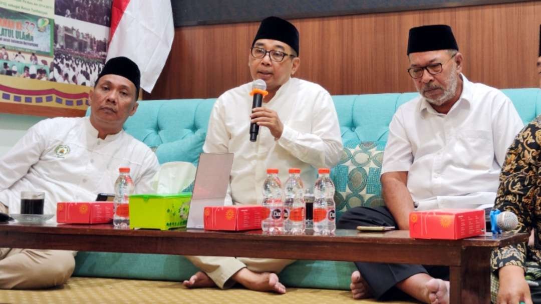Ketua DMI Surabaya, Arif Afandi (tengah) melarang dakwah berbau politik. (Foto: Fariz Yarbo/Ngopibareng.id)