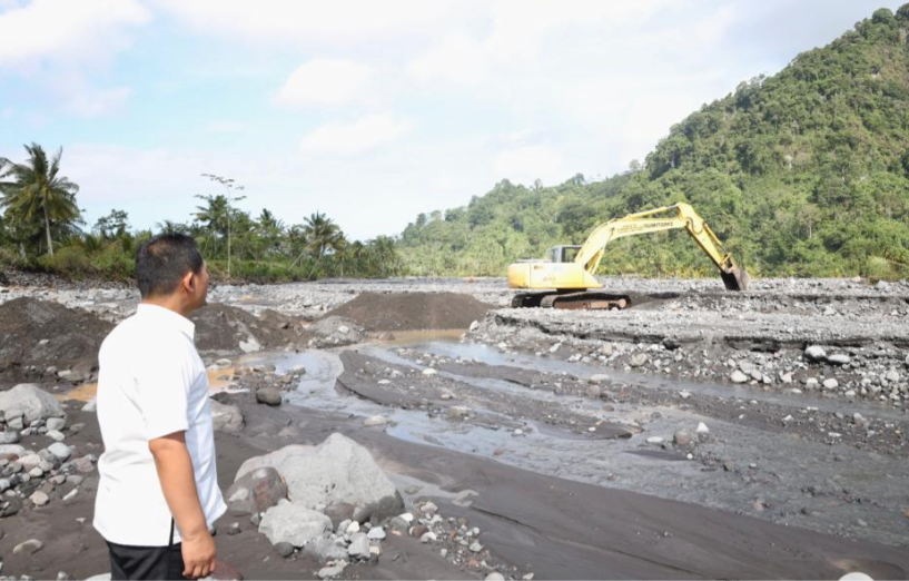 Bupati Lumajang Thoriqul Haq saat meninjau pembangunan bronjong di Dusun Wareng Pasirejo Desa Purorejo, Kecamatan Tempursari. (Foto: Kominfo Lumajang)