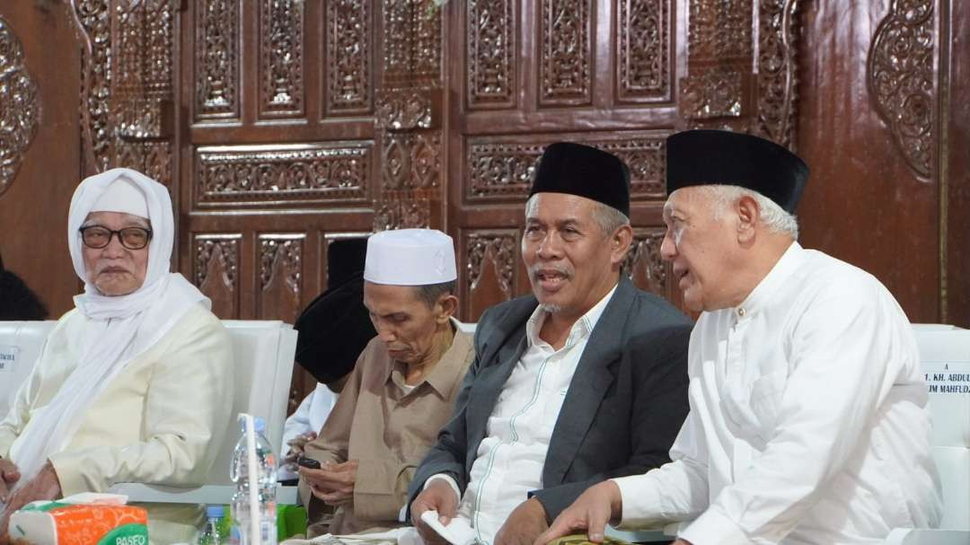 Para ulama pesantren: KH M Anwar Manshur (Lirboyo), KH Marzuki Mustamar (Ga sekalian Malang) dan KH Abdul Hakim Mahfudz (Tebuirinh Jombang). (Foto:adi/ngopi bareng.id)
