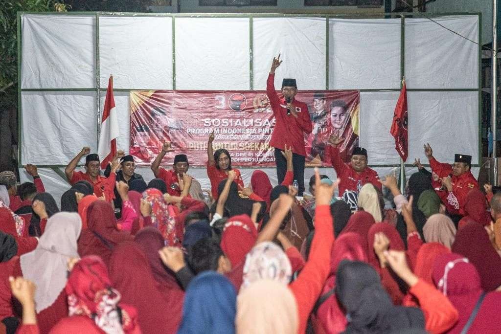 Ketua DPC PDI Perjuangan Kota Surabaya, Adi Sutarwijono, ingatkan kader jangan lengah dengan hasil survei. (Foto: Dokumentasi PDIP)