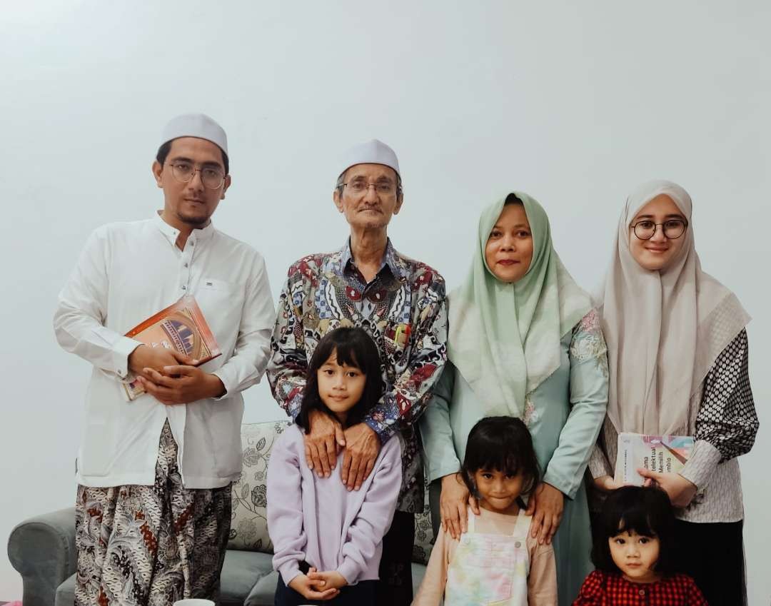 KH Husein Muhammad dan nyonya, bersama Ning Nabila bin Muhammad bin Abdullah Faqih dan Gus Idror bin Maimoen Zubair Sarang. (Foto:dok/ngopibareng.id)