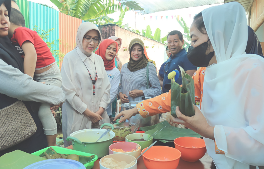 Wakil Bupati Lumajang Indah Amperawati (Bunda Indah) saat berkunjung di kegiatan "Dodolan Kampung" di RW 005 Kelurahan Ditotrunan, Lumajang. (Foto: Kominfo Lumajang)