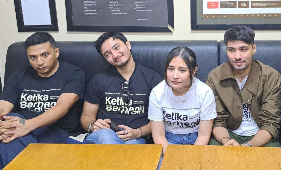 Prilly Latuconsina (tengah) bersama para pemain film "Ketika Berhenti di Sini" saat berkunjung ke Surabaya. (Foto: Pita Sari/Ngopibareng.)