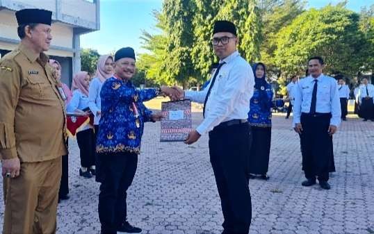 Bupati Situbondo Karna Suswandi didampingi Sekda Wawan Setiawan menyerahkan SK PPPK kepada perwakilan 344 guru lolos seleksi PPPK 2022, Senin 17 Juli 2023.(Foto: Istimewa) ).