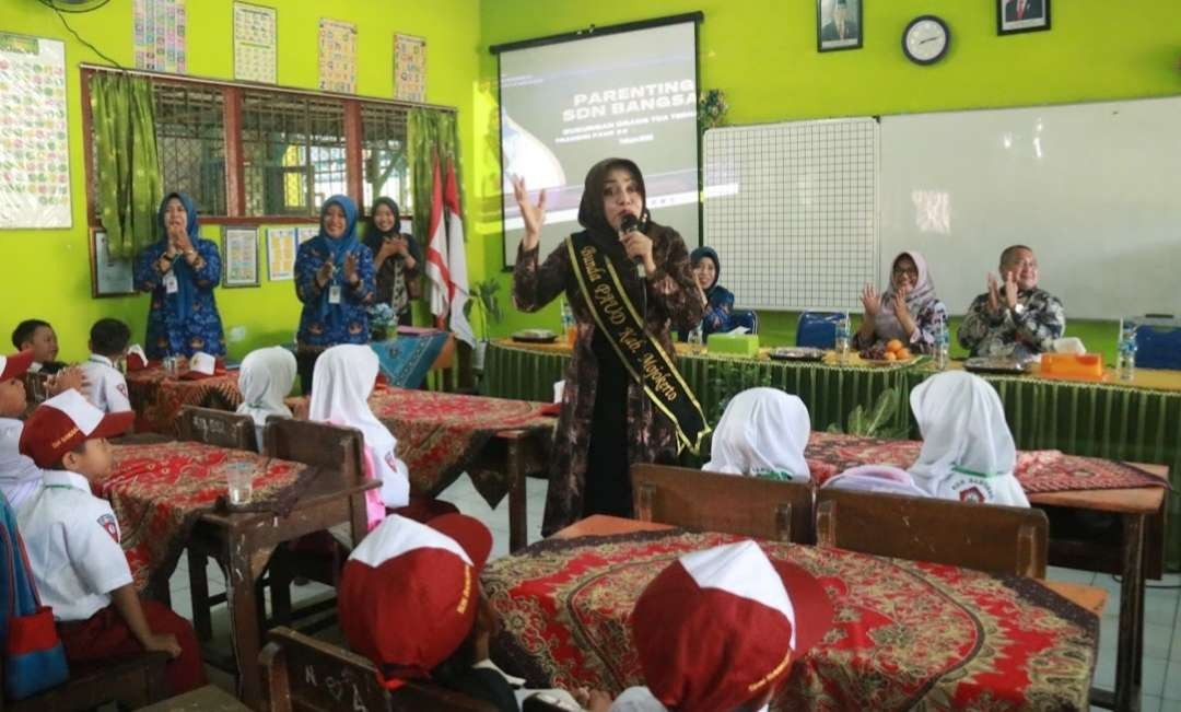 Bupati  Mojokerto Ikfina Fahmawati saat memberikan parenting pendidikan kepada orang tua dari peserta didik baru SDN Bangsal, Senin 17 Juli 2023.(Foto: dokumen kominfo)