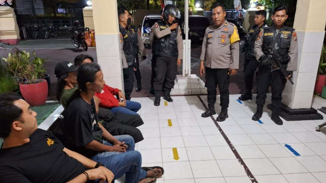 Lima pemuda yang diamankan karena pesta miras di Simorejo, Surabaya. (Foto: Dok Polrestabes)