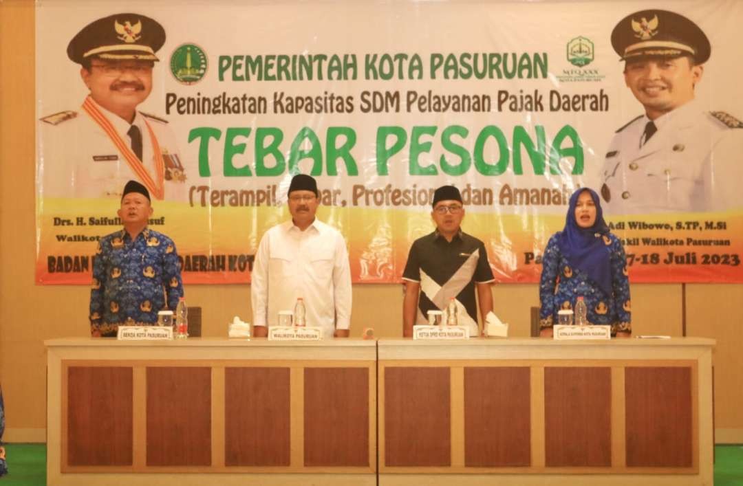 Walikota Pasuruan Saifullah Yusuf membuka acara sosialisasi TEBAR PESONA (Terampil, Sabar, Profesional dan Amanah) untuk petugas pajak. Acara ini diselenggarakan di RM Kebon Pring Kota Pasuruan, 16 Juli 2023. (Foto: Humas Pemkot Pasuruan)