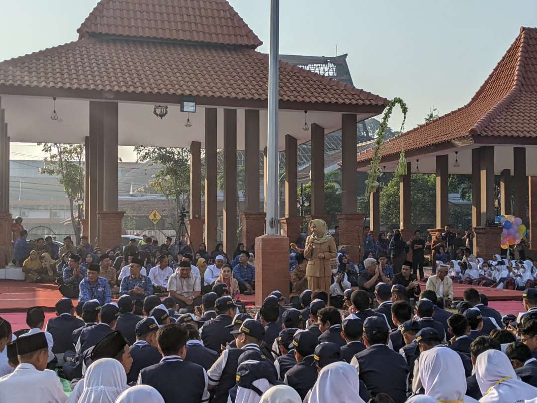 Wali Kota Mojokerto Ika Puspitasari membuka secara resmi pelaksanaan Masa Pengenalan Lingkungan Sekolah (MPLS) SMP dan MTS yang dipusatkan di Alun-alun Wiraraja Kota Mojokerto. (Foto: istimewa)