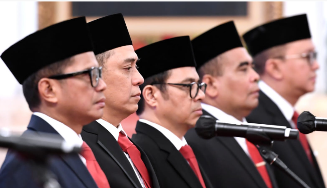 Menteri Kominfo Budi Arie Setiadi dan Wamen Kominfo Nezar Patria, bersama tiga pejabat lain, ketika dilantik Presiden Joko Widodo, Senin 17 Juli 2023. (Foto: Biro Setpres via Kemenag)