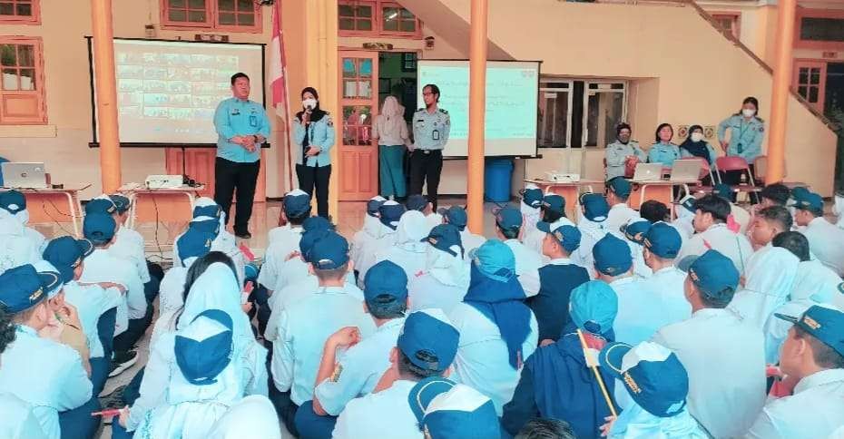 Kanwil Kemenkumham Jatim beri penyuluhan tentang dampak bullying kepada kepada siswa SMAN 4 Surabaya. (Foto: Humas Kemenkumham Jatim)