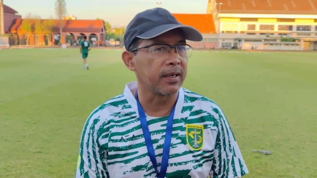 Pelatih Persebaya, Aji Santoso, usai memimpin latihan di Lapangan Thor, Surabaya, Selasa 18 Juli 2023. (Foto: Fariz Yarbo/Ngopibareng.id)