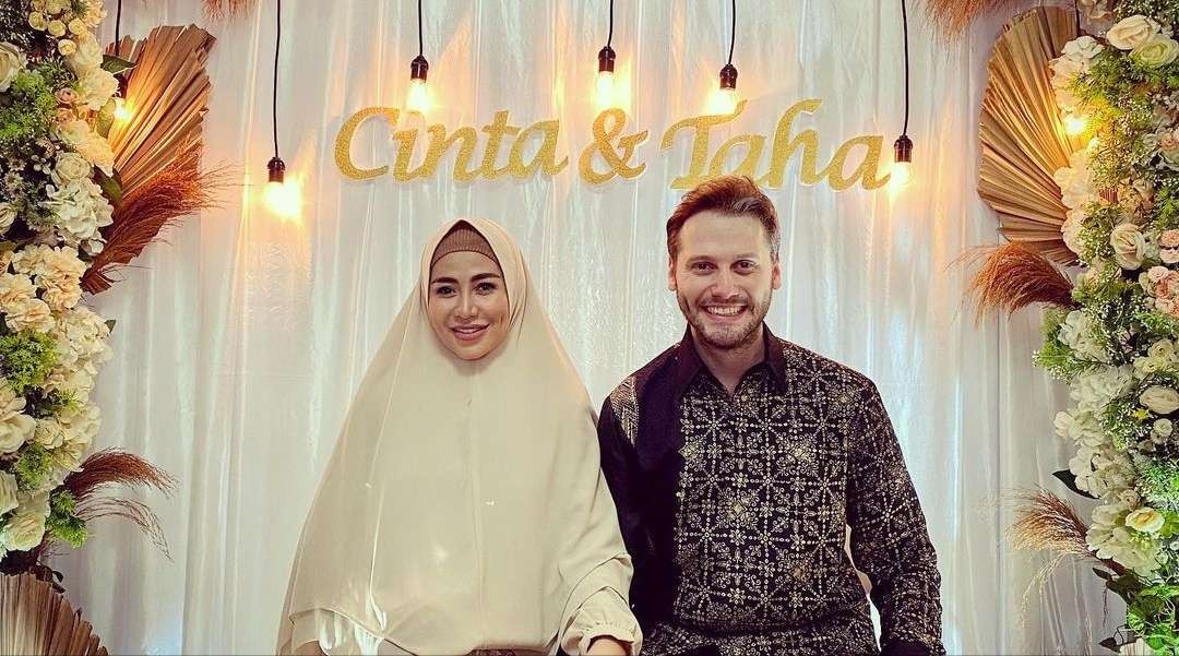 Artis sekaligus penyanyi Cinta Penelope gugat cerai suaminya asal Turki, Taha Gakhan. (Foto: Instagram)