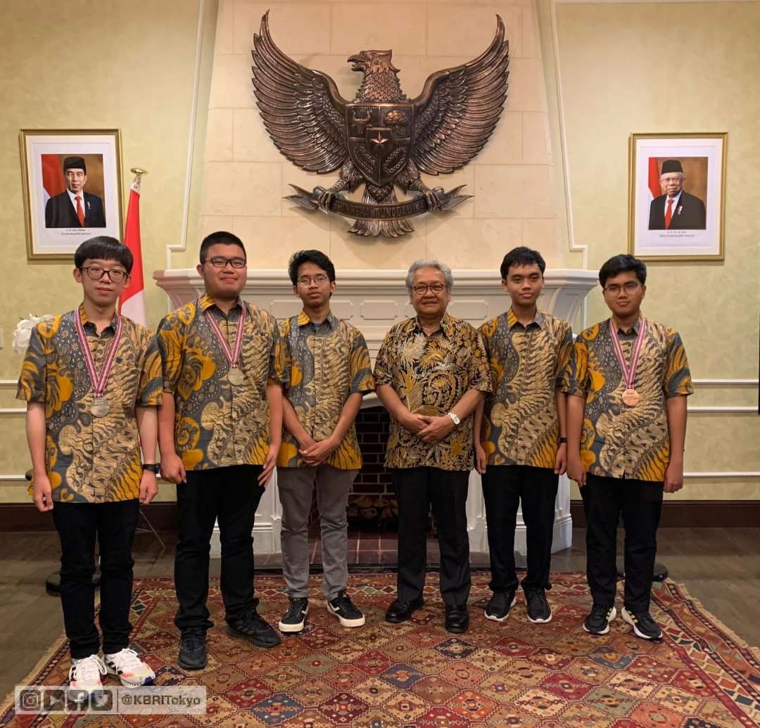 Duta Besar Republik Indonesia (Dubes RI) untuk Jepang, Heri Akhmadi menerima delegasi siswa SMA Indonesia tim olimpiade fisika, International Physics Olympiad (IPhO) ke-53. (Foto: Dokumentasi KBRI Tokyo)