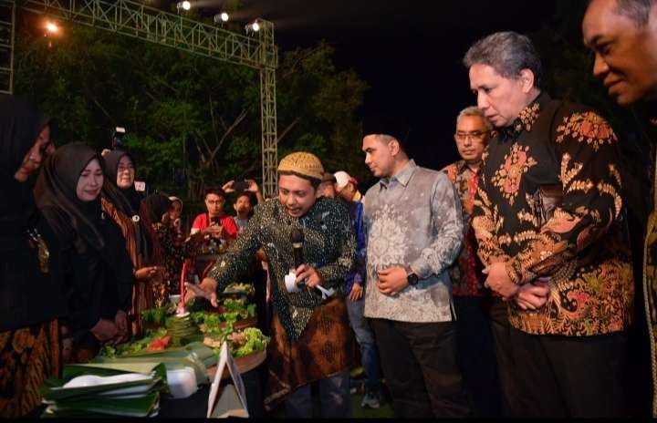 Dirjen Kebudayaan, Hilmar Farid di Festival Budaya Spiritual di Surakarta, serahkan KTP bagi penghayat kepercayaan. (Foto: Istimewa)