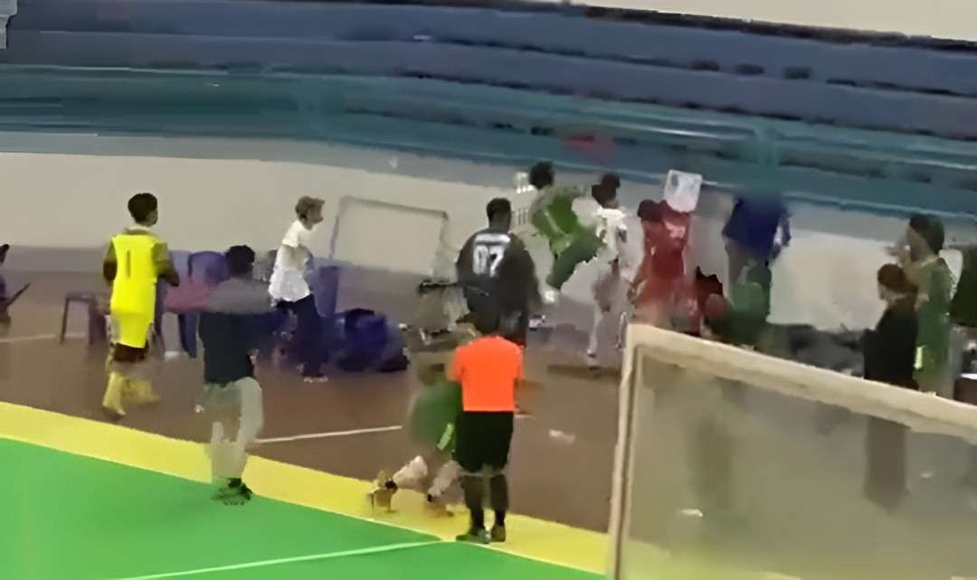 Pertandingan futsal Unisma vs Ubhara berujung perkelahian di GOR Kaliwates Jember. (Foto: Tangkap layar video)