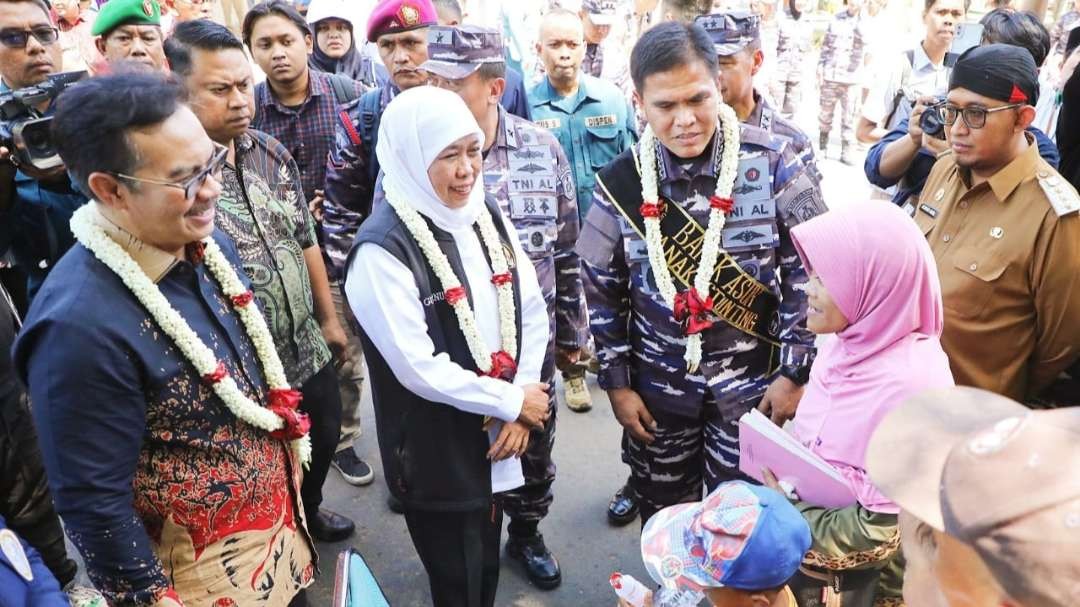 Gubernur Jatim, Khofifah Indar Parawansa bersama KASAL Laksamana TNI Muhammad Ali meninjau acara pencegahan stunting di Sumenep, Selasa 18 Juli 2023. (Foto: Pemprov Jatim)
