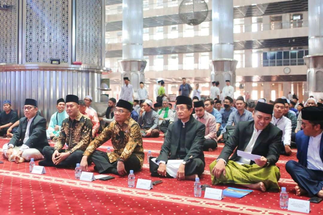 Menteri Koordinator Bidang Pembangunan Manusia dan Kebudayaan (Menko PMK) Muhadjir Effendy, mengajak jemaah membaca Shalawat Asyghil di Masjid Istiqlal. (Foto: Ist)