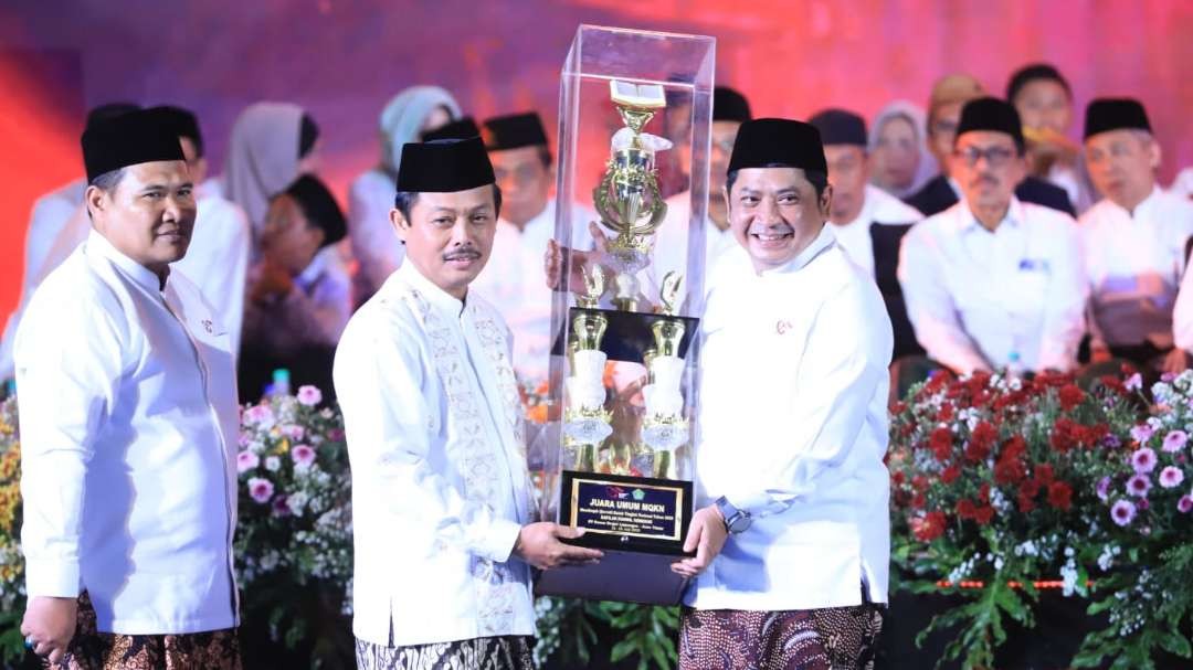 Kepala Kanwil Jateng Mustain Ahmad menerima piala juara umum dari Dirjen Pendis Ali Rhamdani. (Foto: Dokumentasi Kemenag RI)