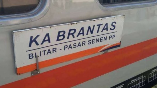 Kereta api (KA) Brantas tertemper truk trailer di perlintasan Jalan Raya Madukoro Semarang, Selasa 18 Juli 2023 pukul 19.32 WIB. (Foto: Istimewa)
