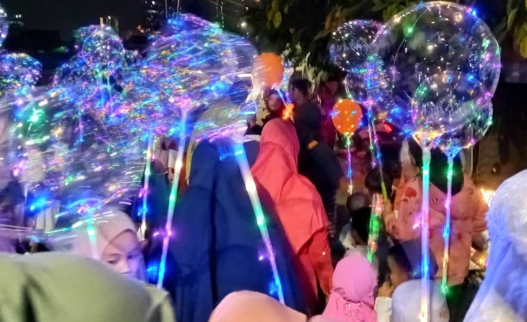 Meriahnya perayaan Tahun Baru Islam diwarnai pawai lentera sambil bershalawat. (Foto: Asmanu Sudharso/Ngopibareng.id)