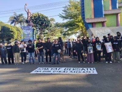 Aksi Kamisan Malang saat menggelar demonstrasi menolak Renovasi Stadion Kanjuruhan (Foto: Lalu Theo/Ngopibareng.id)