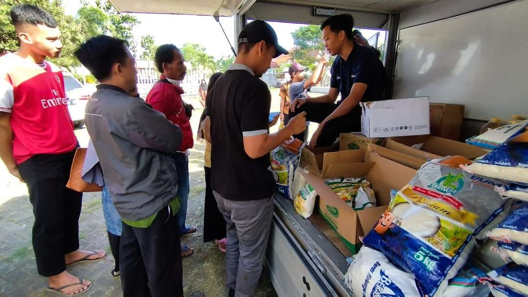Sejumlah warga antre membeli sembako di operasi pasar. (Foto: Muh Hujaini/Ngopibareng.id)