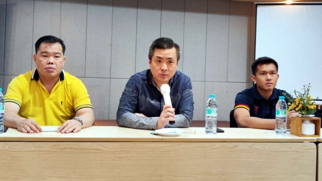 Bos Elang Pacific Caesar, Irsan Pribadi (tengah), saat mengklarifikasi permasalahan kontrak dengan mantan pelatihnya Sung Jae-Sik di Surabaya, Kamis 20 Juli 2023. (Foto: Fariz Yarbo/Ngopibareng.id)