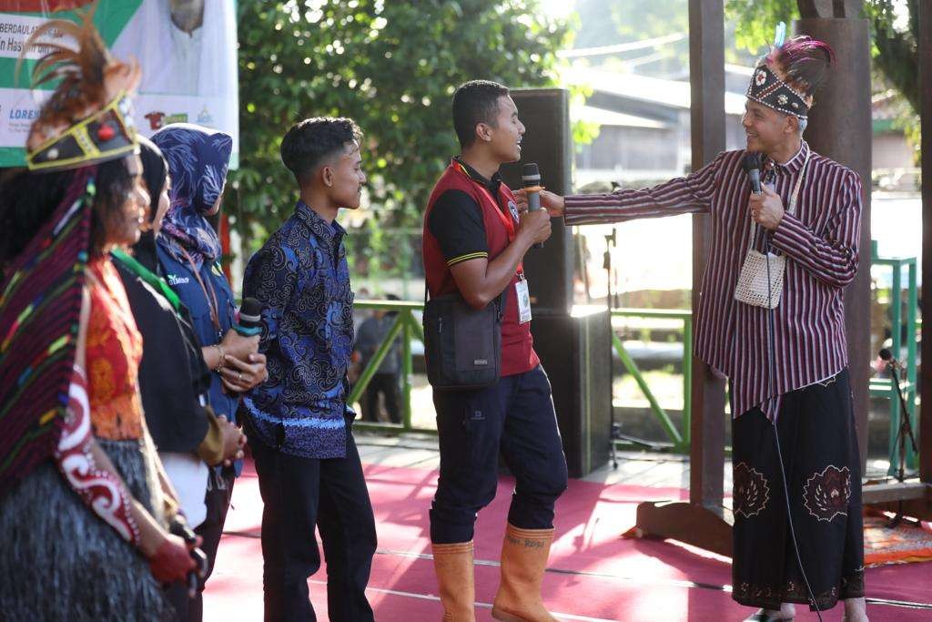 Gubernur Jawa Tengah Ganjar Pranowo menjumpai sejumlah petani muda generasi milenial di Soropadan Festival, Jawa Tengah. (Foto: Ist)