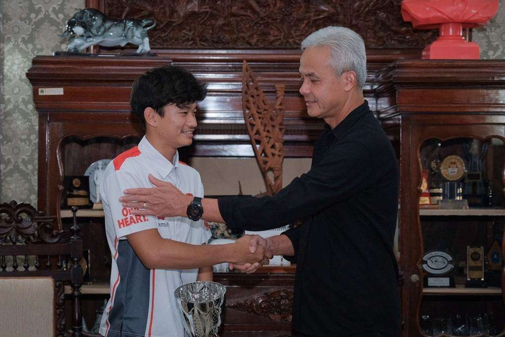 Gubernur Jawa Tengah Ganjar Pranowo saat bertemu Fadillah Arbi Aditama, Kamis 20 Juli 2023 petang. Putra asli Purworejo itu baru saja berhasil meraih podium pertama dalam gelaran Eropa FIM Junior GP Barcelona kelas Moto3.(Foto: dok. istimewa)