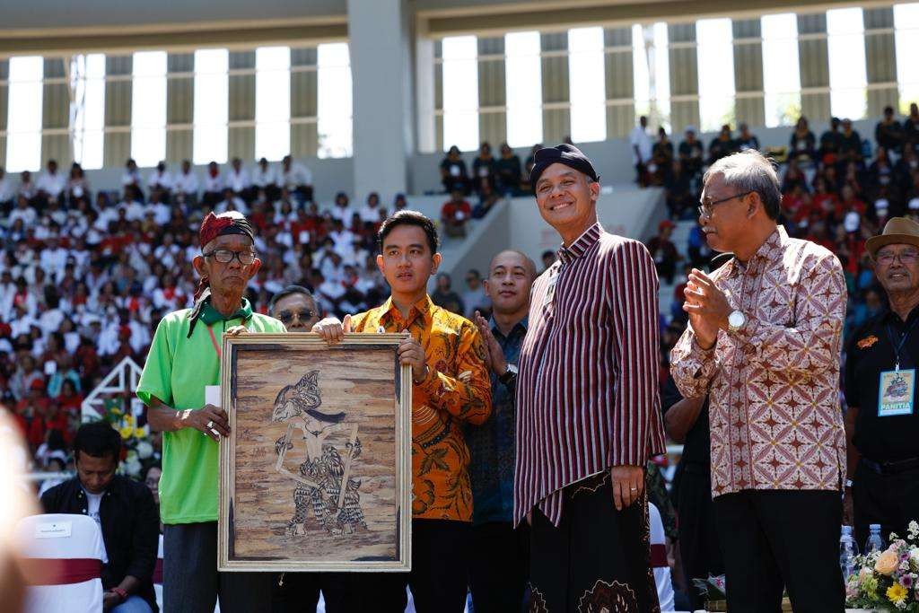 Gubernur Jawa Tengah, Ganjar Pranowo bersama Walikota Solo, Gibran Rakabuming Raka di Solo. (Foto: Ist)