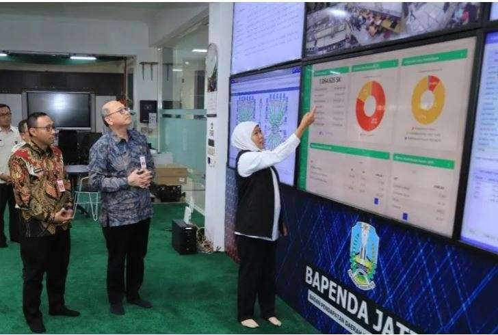 Gubernur Jatim Khofifah Indar Parawansa (kanan) saat di Kantor Bapenda Jatim, Surabaya, pada 13 Juli 2023. (Foto: Pemprov Jatim)