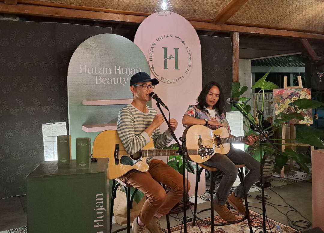 Panji Sakti featuring Andriana Betoth saat tampil di NgopibarengBaradjawa, Gayungsari Surabaya. (Foto: Pita Sari/Ngopibareng.id)
