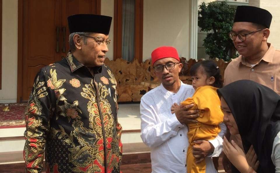 KH Said Awil Siroj, Pengasuh Pondok Pesantren Al-Tsaqalsin, Jakarta bersama santrinya. (Foto:adi/ngopi bareng.id)