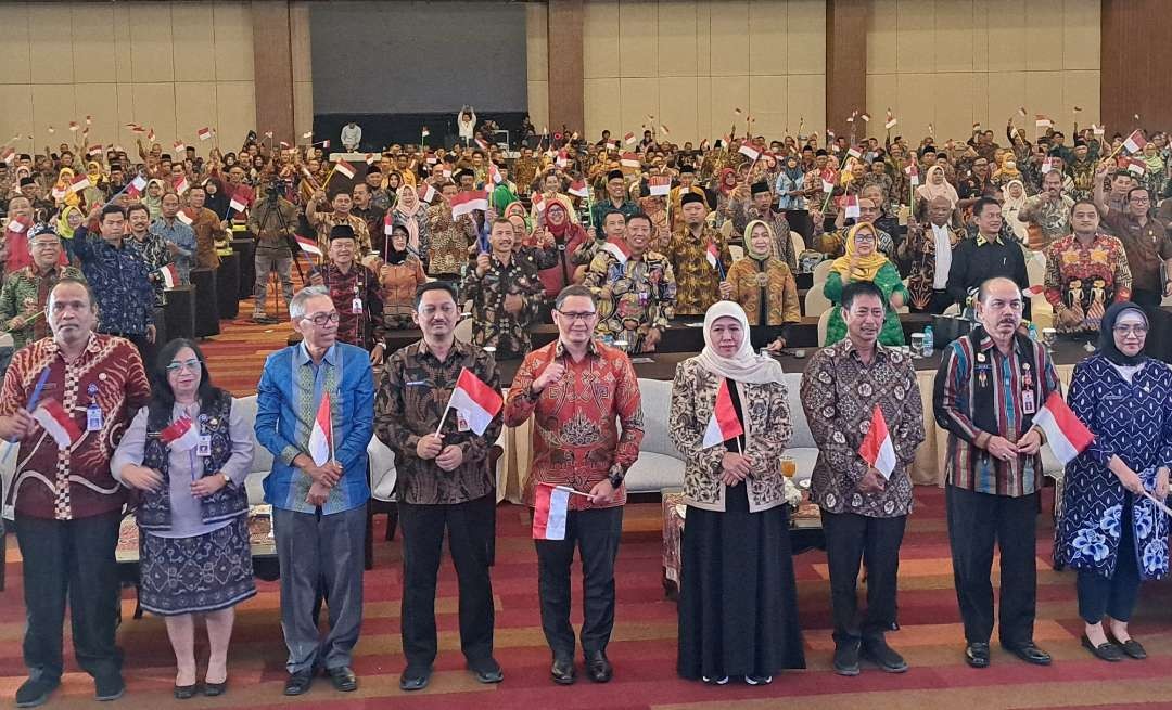 Gubernur Jawa Timur, Khofifah Indar Parawansa bersama pada Kepala dinas Pendidikan daerah saat menandatangani Pakta Integritas. (Foto: Pita Sari/Ngopibareng.id)