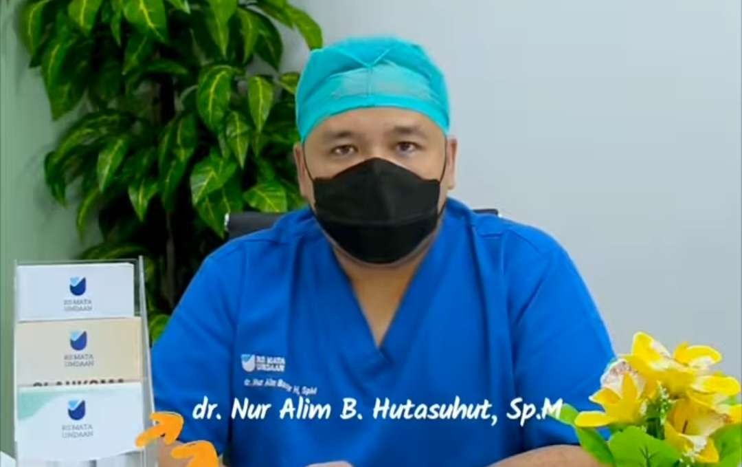 Dokter Nur Alim B. Hutasuhut, Sp.M saat berbicara di konten #TanyadokterRSMU. (Foto: Tangkapan Layar)